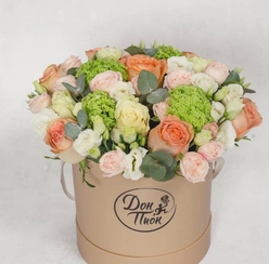 Шляпная коробка с розами и вибирнумом