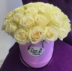 Шляпная коробка с белыми розами MEDIUM
