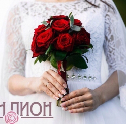 Букет невесты из красных роз и эвкалипта