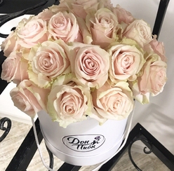 Шляпная коробка с нежно-розовыми розами WHITE Medium