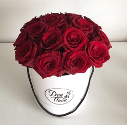 Шляпная коробка с бордовыми розами WHITE SMALL
