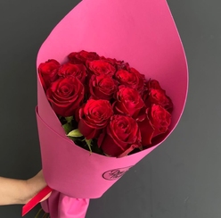 Букет красных роз с упаковкой